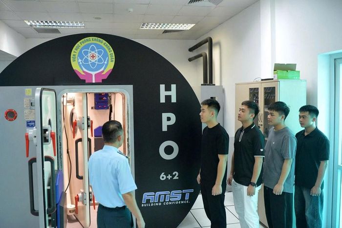 Các ứng viên vào buồng giảm áp thực hiện bài kiểm tra