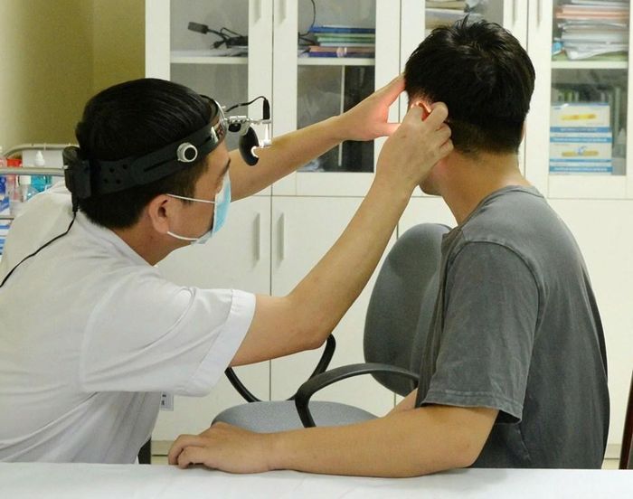 Tai, mũi, họng, thính lực... được kiểm tra kỹ bởi phi công thường xuyên làm việc trong môi trường có nhiều biến đổi về áp suất, độ cao và gia tốc