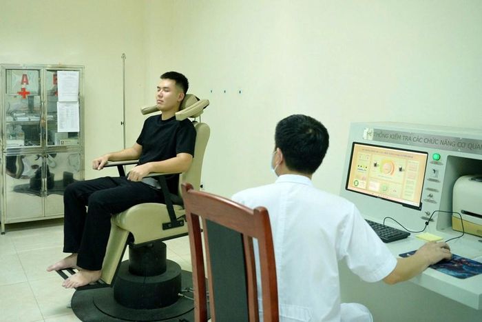 Ứng viên thực hiện bài kiểm tra tiền đình trên ghế quay chuyên dụng