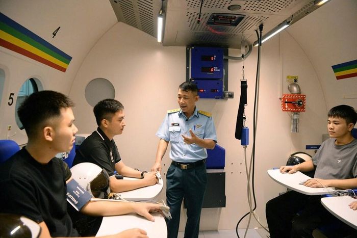 Ứng viên được hướng dẫn quy trình thử nghiệm trong buồng giảm áp