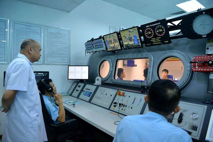 Các bác sĩ theo dõi các ứng viên bên trong buồng giảm áp từ phòng điều khiển