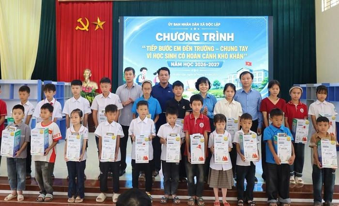 Những phần quà thiết thực được trao tới học sinh, tiếp sức các em bước vào năm học 2026–2027