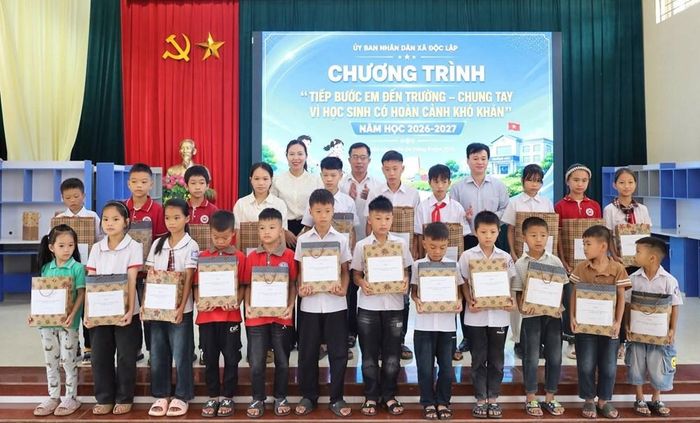 Những phần quà thiết thực được trao tới học sinh, tiếp sức các em bước vào năm học 2026–2027