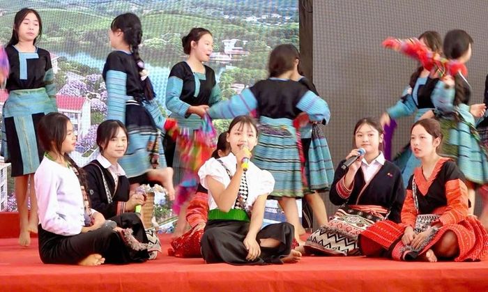 Học sinh Chiềng Sơn luyện tập tiết mục văn nghệ cho lễ khánh thành và khai giảng năm học mới vào ngày mai 5.9