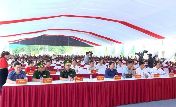 Trường Phổ thông nội trú Tiểu học - THCS Chiềng Sơn là điểm cầu truyền hình trực tiếp của tỉnh Sơn La, kết nối với chương trình khai giảng chung của cả nước
