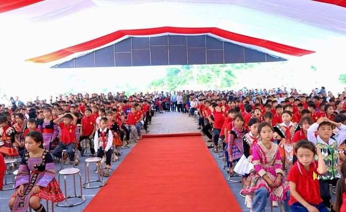Các em học sinh háo hức trong buổi tổng duyệt lễ khánh thành và khai giảng nhà trường