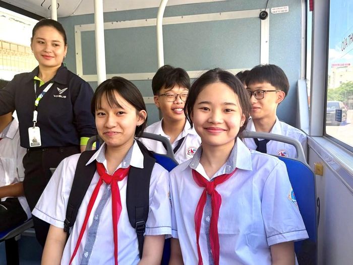 Học sinh trên địa bàn thành phố Quảng Ninh trải nghiệm đi xe buýt điện miễn phí đến trường.