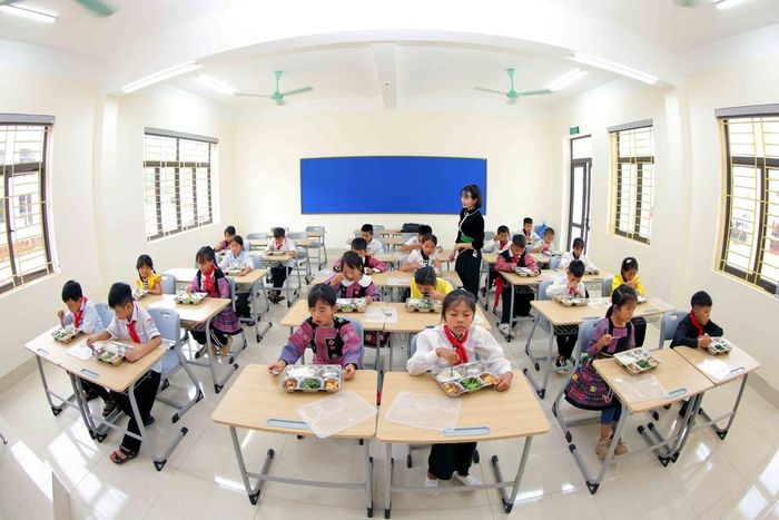 Giờ ăn trưa tại lớp học của Trường phổ thông nội trú Tiểu học và Trung học cơ sở Yên Sơn mới được khánh thành. Ảnh: Quang Quyết - TTXVN