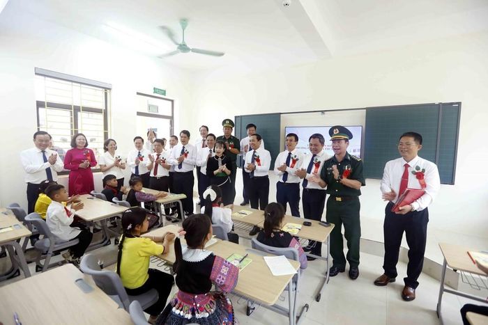 Đại biểu tham quan phòng học tại Trường phổ thông nội trú Tiểu học và Trung học cơ sở Yên Sơn, tỉnh Sơn La. Ảnh: Quang Quyết - TTXVN