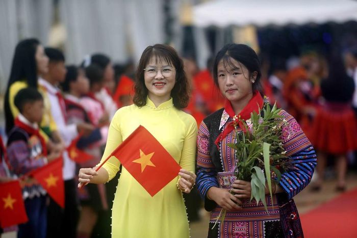 Thầy cô giáo và các em học sinh Trường phổ thông nội trú Tiểu học và Trung học cơ sở Yên Sơn, tỉnh Sơn La trong ngày khánh thành. Ảnh: Quang Quyết - TTXVN