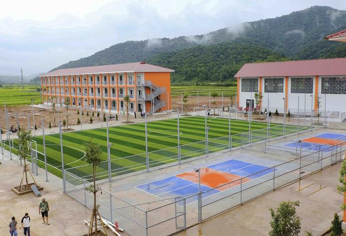 Sân bóng đá cỏ nhân tạo cùng khu nhà nội trú, nhà đa năng tạo không gian thuận lợi để học sinh học tập, rèn luyện thể chất và tham gia các hoạt động ngoại khóa của Trường Phổ thông nội trú Tiểu học và THCS Sam Mứn, tỉnh Điện Biên. Ảnh: Xuân Tư - TTXVN