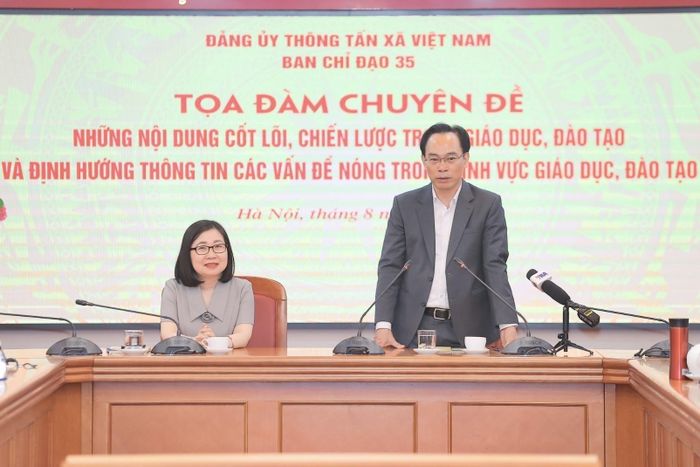 Đồng chí Hoàng Minh Sơn, Ủy viên Trung ương Đảng, Bộ trưởng Bộ Giáo dục và Đào tạo trao đổi các nội dung của chuyên đề: "Những nội dung cốt lõi, chiến lược trong giáo dục, đào tạo và định hướng thông tin các vấn đề trong lĩnh vực giáo dục, đào tạo" ngày 28/8/2026 tại TTXVN. Ảnh: Minh Quyết - TTXVN