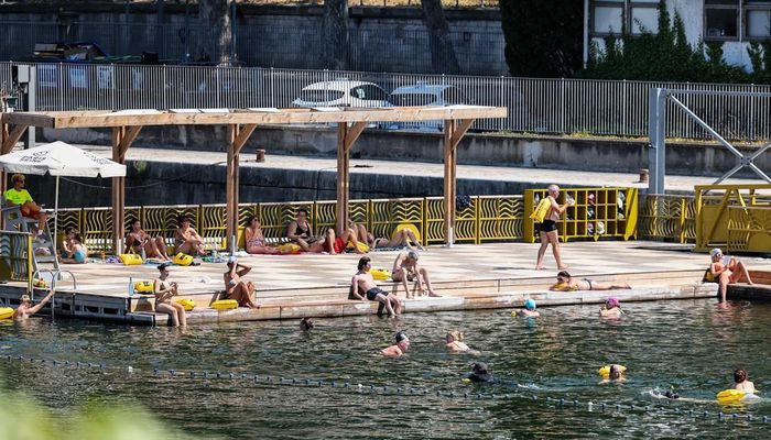 Người dân tắm sông Seine để tránh nóng tại Paris, Pháp. Ảnh: THX/TTXVN phát