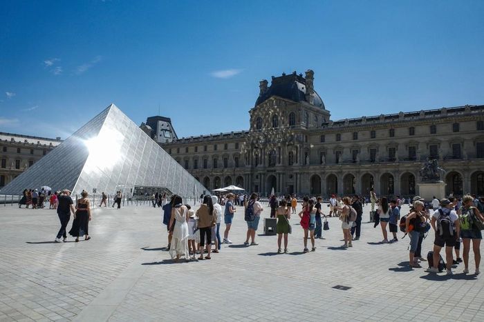 Trời nắng nóng gay gắt tại Paris, Pháp, ngày 10/7/2026. Ảnh: THX/TTXVN phát