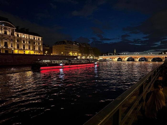 Tàu du lịch trên sông Seine khi Paris lên đèn. Ảnh: Hữu Chiến - PV TTXVN tại Pháp