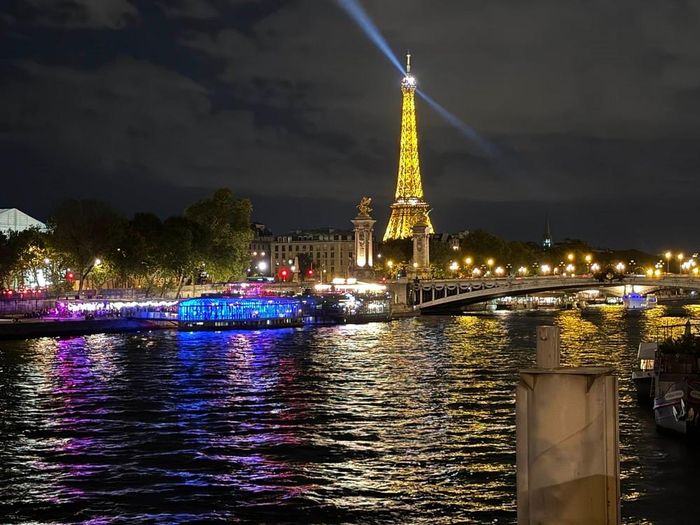 Tháp Eiffel rực sáng bên sông Seine. Ảnh: Hữu Chiến - PV TTXVN tại Pháp