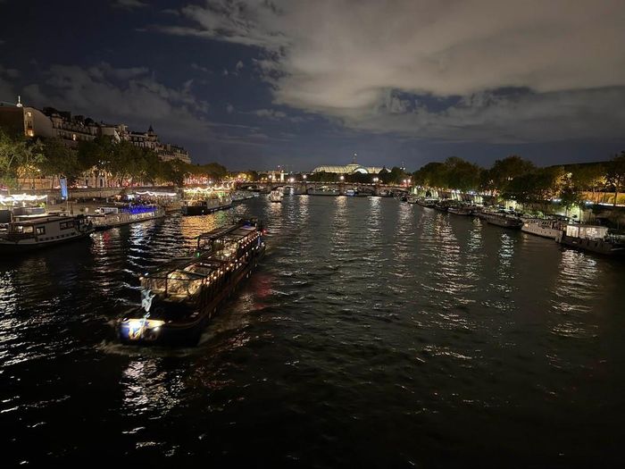 Tàu du lịch xuôi dòng Seine ngắm Paris về đêm. Ảnh: Hữu Chiến - PV TTXVN tại Pháp