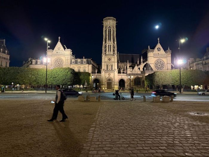 Nhà thờ Saint-Germain-l’Auxerrois nổi bật dưới ánh đèn trong đêm Paris. Ảnh: Hữu Chiến - PV TTXVN tại Pháp