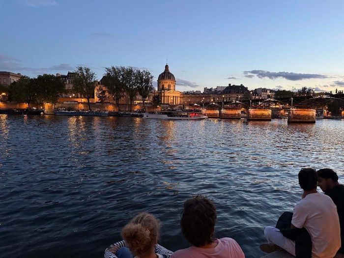 Người dân và du khách ngắm cảnh bên bờ sông Seine khi Paris bắt đầu lên đèn. Ảnh: Hữu Chiến - PV TTXVN tại Pháp