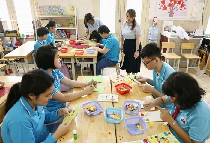 Học sinh được tham gia trải nghiệm học nghề, tạo những tấm bưu thiếp chuẩn bị cho lễ khai giảng. Ảnh: Thanh Tùng - TTXVN
