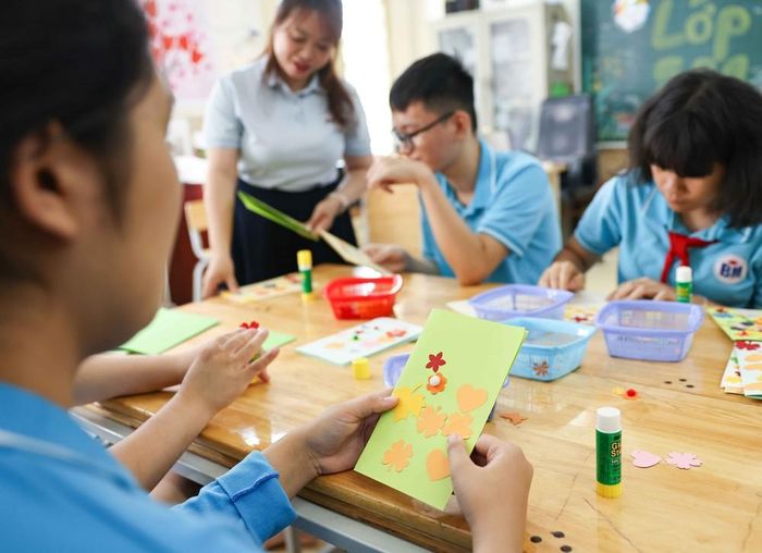 Học sinh được tham gia trải nghiệm học nghề, tạo những tấm bưu thiếp chuẩn bị cho lễ khai giảng. Ảnh: Thanh Tùng - TTXVN