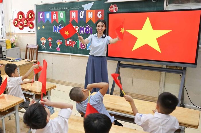Không khí vui tươi, háo hức chuẩn bị cho lễ khai giảng của cô, trò nhà trường. Ảnh: Thanh Tùng - TTXVN