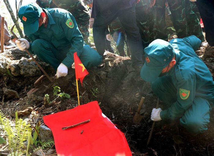 Lực lượng tìm kiếm, quy tập hài cốt liệt sĩ tỉ mỉ đào từng lớp đất, tìm kiếm dấu tích và hài cốt các Anh hùng liệt sĩ tại điểm cao 685. Ảnh: Đức Thọ - TTXVN