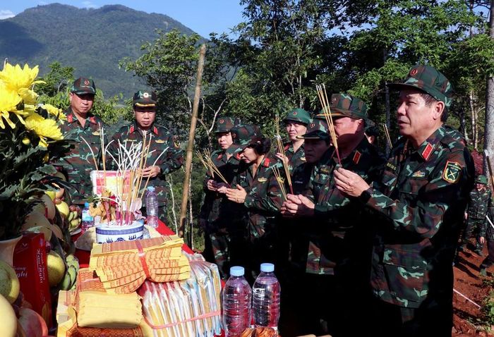 Thượng tướng Nguyễn Văn Gấu, Thứ trưởng Bộ Quốc phòng cùng đoàn công tác dâng dương trước ban thờ các Anh hùng liệt sĩ trên điểm cao 685. Ảnh: Đức Thọ - TTXVN
