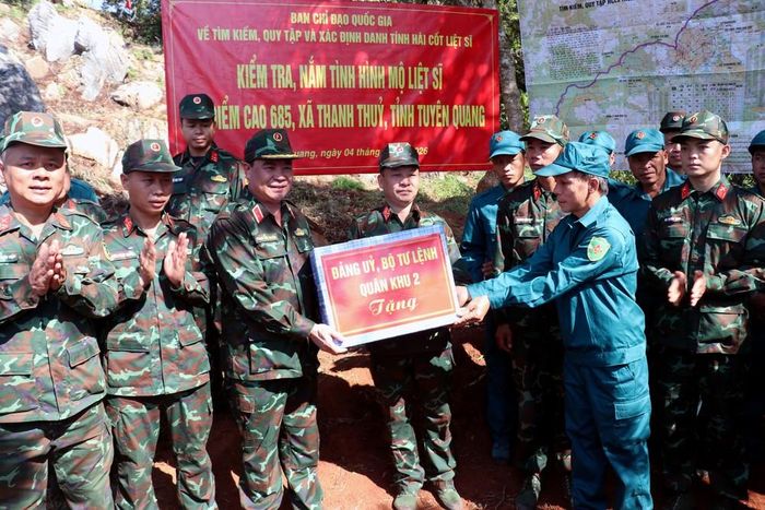 Đại diện Quân khu 2 trao tặng quà, động viên, chia sẻ với đội tìm kiếm hài cốt liệt sĩ tại điểm cao 685 thuộc xã Thanh Thủy, tỉnh Tuyên Quang. Ảnh: Đức Thọ - TTXVN