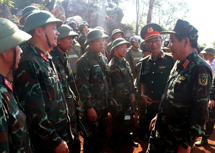 Thượng tướng Nguyễn Văn Gấu, Thứ trưởng Bộ Quốc phòng động viên, chia sẻ với đội tìm kiếm hài cốt liệt sĩ tại điểm cao 685 thuộc xã Thanh Thủy, Tuyên Quang. Ảnh: Đức Thọ - TTXVN