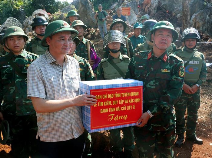 Đại diện lãnh đạo tỉnh Tuyên Quang trao tặng quà, động viên, chia sẻ với đội tìm kiếm hài cốt liệt sĩ tại điểm cao 685 thuộc xã Thanh Thủy, tỉnh Tuyên Quang. Ảnh: Đức Thọ - TTXVN