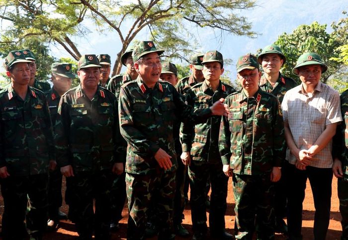 Thượng tướng Nguyễn Văn Gấu, Thứ trưởng Bộ Quốc phòng phát biểu chỉ đạo về công tác tìm kiếm hài cốt liệt sĩ tại điểm cao 685 thuộc xã Thanh Thủy, tỉnh Tuyên Quang. Ảnh: Đức Thọ - TTXVN