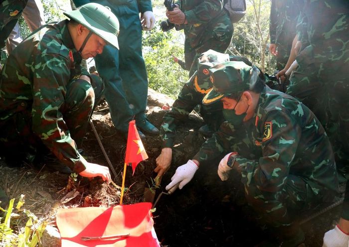 Thượng tướng Nguyễn Văn Gấu, Thứ trưởng Bộ Quốc phòng kiểm tra công tác tìm kiếm, quy tập hài cốt liệt sĩ tại điểm cao 685. Ảnh: Đức Thọ - TTXVN