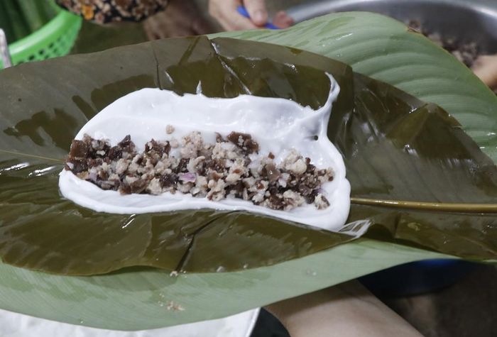Bánh có sự hòa quyện, kết hợp độc đáo giữa gạo tẻ, thịt, mọc nhĩ. Ảnh: Thanh Thương - TTXVN