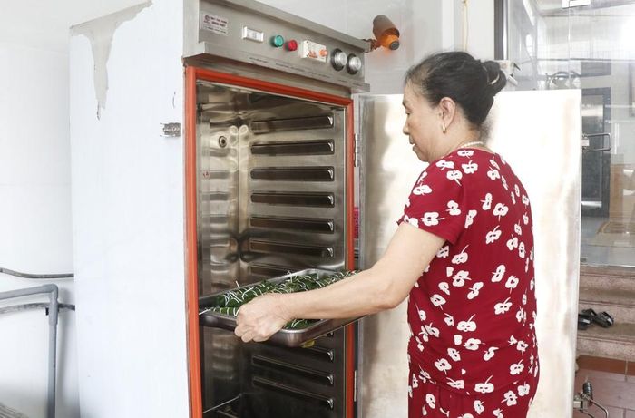 Người dân cải tiến quy trình, sử dụng lò hấp để hấp chín bánh. Ảnh: Thanh Thương - TTXVN