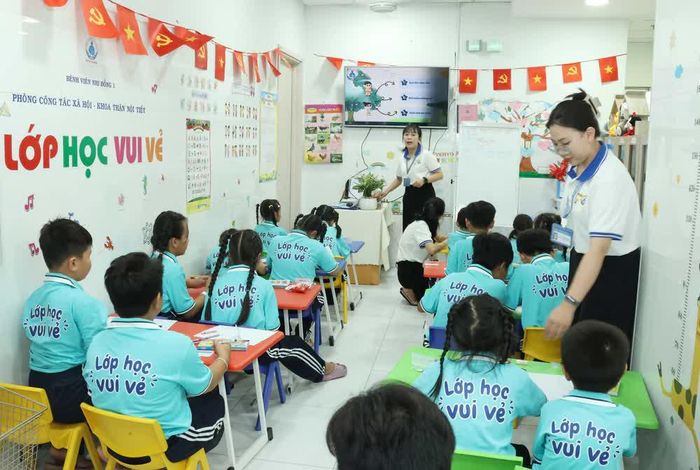 Bệnh nhi tại Lớp học vui vẻ, Bệnh viện Nhi đồng 1 Thành phố Hồ Chí Minh. Ảnh: Đinh Hằng - TTXVN