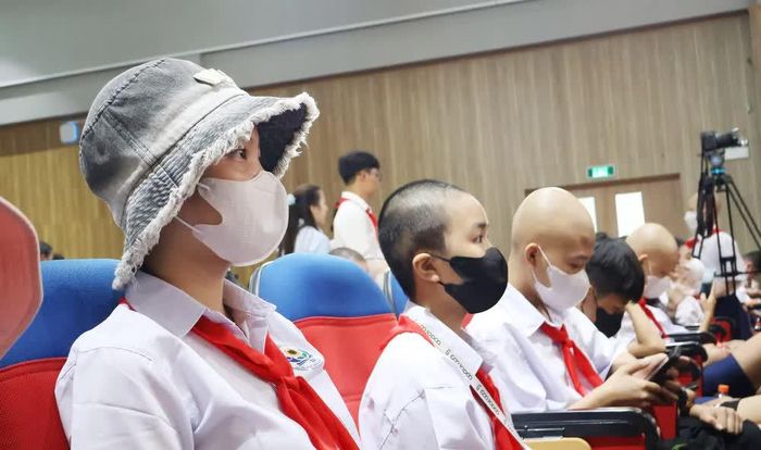 Bệnh nhi ung thư tham gia Lễ khai giảng Lớp học Hoa hướng dương, Bệnh viện Ung bướu Thành phố Hồ Chí Minh. Ảnh: Đinh Hằng - TTXVN