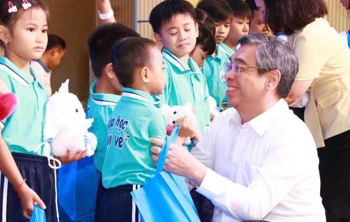 Ông Nguyễn Phước Lộc, Phó Bí thư Thành ủy Thành phố Hồ Chí Minh tặng quà cho bệnh nhi Lớp học vui vẻ, Bệnh viện Nhi đồng 1. Ảnh: Đinh Hằng - TTXVN