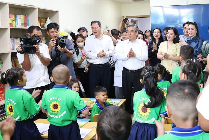 Ông Nguyễn Phước Lộc, Phó Bí thư Thành ủy Thành phố Hồ Chí Minh tặng quà, trò chuyện với bệnh nhi Lớp học Hoa hướng dương, Bệnh viện Ung bướu. Ảnh: Đinh Hằng - TTXVN