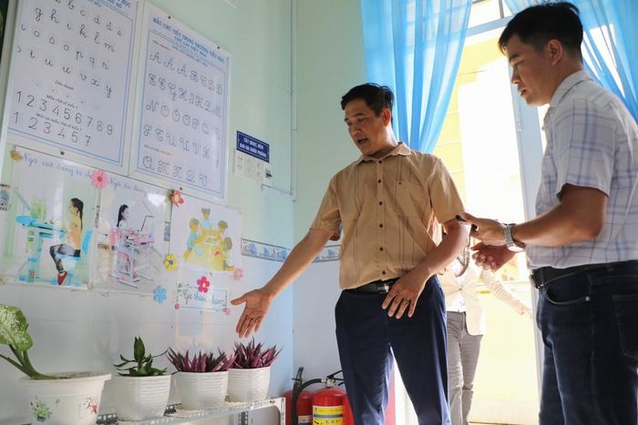 Giáo viên Trường Tiểu học Tân Quới, Đồng Tháp giới thiệu góc thiên nhiên dành cho học sinh tiểu học. Ảnh: Hồng Thái - TTXVN