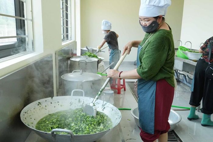 Các nhân viên nhà bếp đang chuẩn bị bữa ăn cho học sinh tại Trường Phổ thông nội trú liên cấp Tiểu học và Trung học cơ sở Pa Tần
