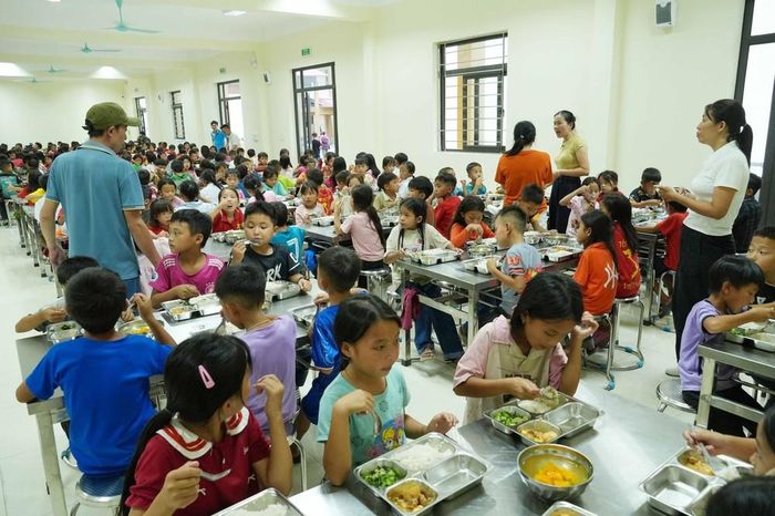 Nhà ăn rộng rãi, hiện đại tại Trường Phổ thông nội trú liên cấp Tiểu học và Trung học cơ sở Pa Tần