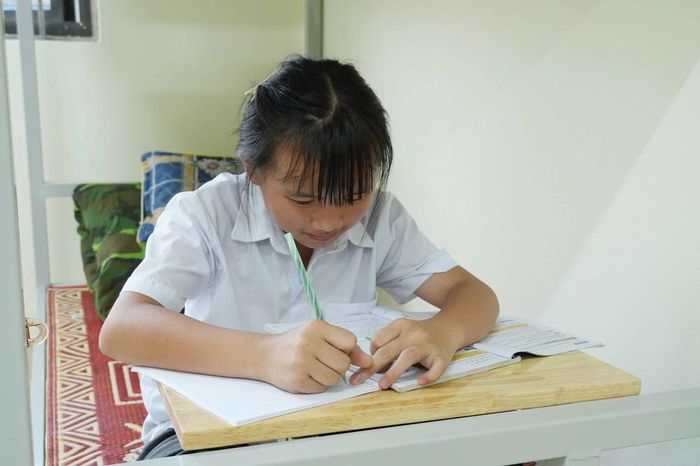 Học sinh phấn khởi được học tại Trường Phổ thông nội trú liên cấp Tiểu học và Trung học cơ sở Pa Tần