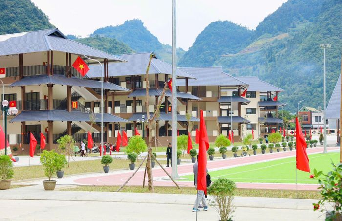 Các khối nhà học, khu nội trú, khu sinh hoạt và các hạng mục phụ trợ đã được hoàn thiện, sẵn sàng phục vụ hoạt động học tập, ăn ở và sinh hoạt của học sinh