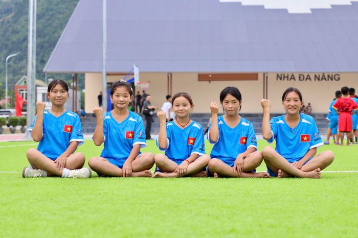 Các em học sinh cùng tham gia hoạt động tập thể trong khuôn viên trường trước ngày khai giảng