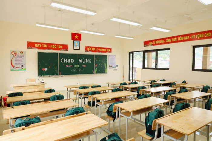 Các phòng học được bố trí bàn ghế, thiết bị và các điều kiện cần thiết, sẵn sàng phục vụ hoạt động dạy và học trong năm học 2026-2027