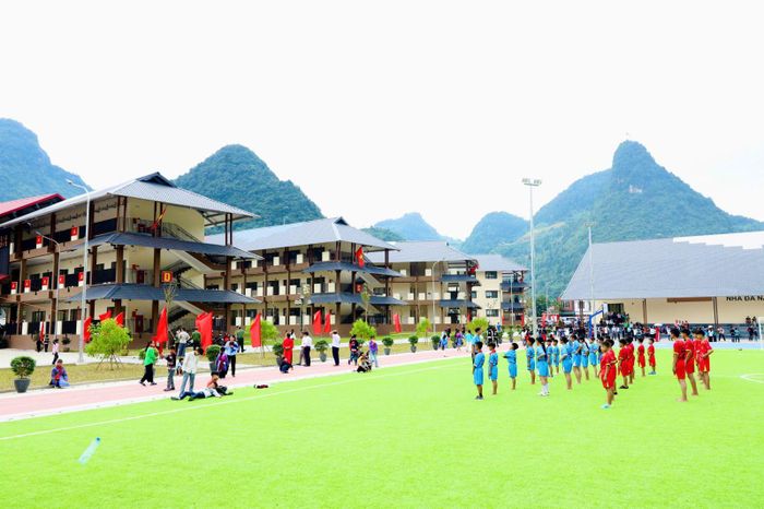 Sân thể thao, đường chạy và các không gian ngoài trời đã được đưa vào sử dụng, tạo thêm điều kiện cho học sinh học tập, rèn luyện và tham gia hoạt động tập thể
