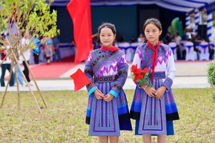 Trang phục truyền thống của học sinh các dân tộc tạo nên những sắc màu riêng trong khuôn viên Trường PTDTNT Tiểu học và THCS Mường Khương