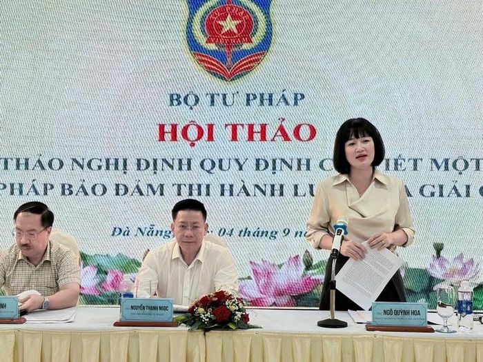 Phó Cục trưởng Cục Phổ biến, giáo dục pháp luật và Trợ giúp pháp lý (Bộ Tư pháp) Ngô Quỳnh Hoa trình bày tóm tắt dự thảo Nghị định - Ảnh: DA