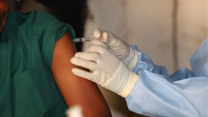Nhân viên y tế tiêm vaccine phòng dịch Ebola tại khu vực y tế Bulape, miền trung Cộng hòa dân chủ Congo, tháng 9/2025. (Ảnh: WHO/XINHUA)